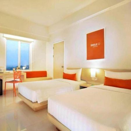 Zuri Express Lippo Cikarang Hotel Bekasi Bagian luar foto