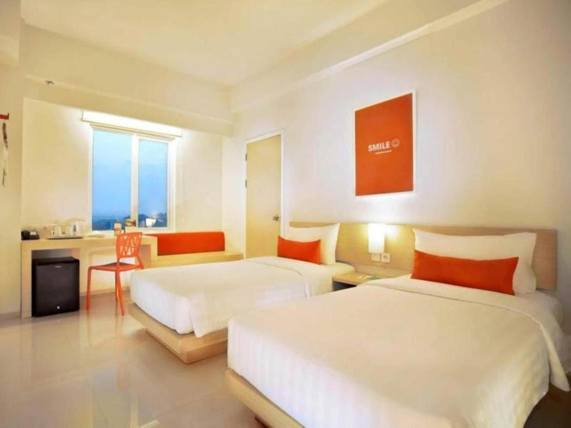Zuri Express Lippo Cikarang Hotel Bekasi Bagian luar foto