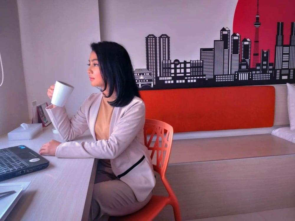 Zuri Express Lippo Cikarang Hotel Bekasi Bagian luar foto