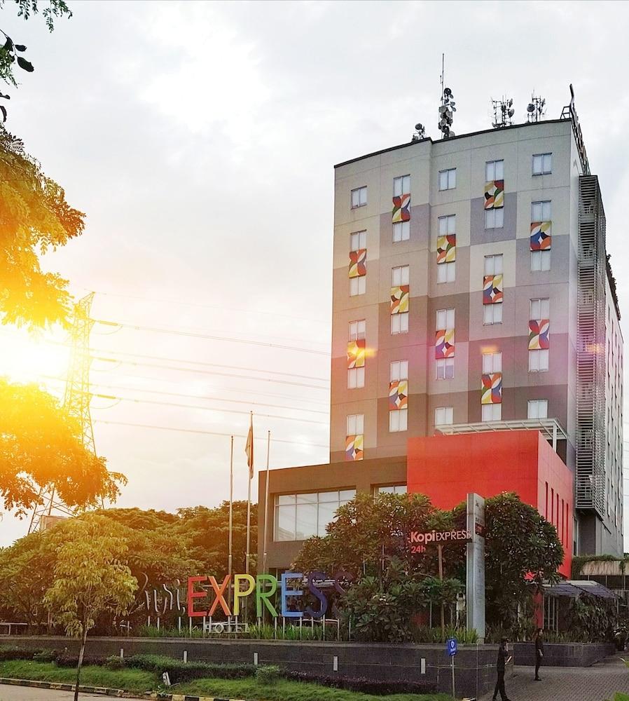 Zuri Express Lippo Cikarang Hotel Bekasi Bagian luar foto