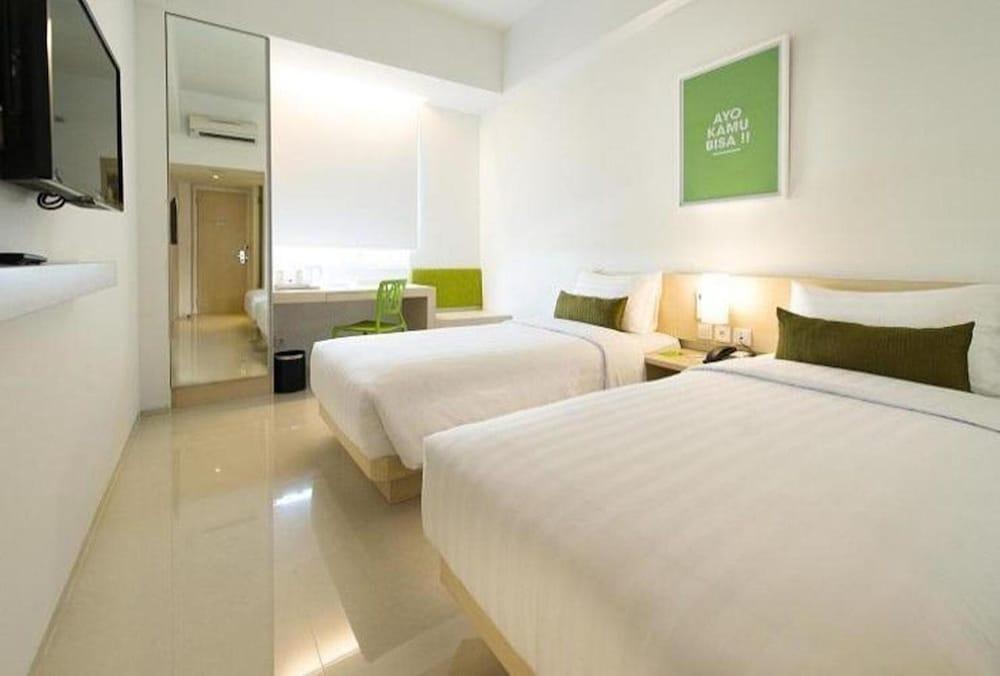 Zuri Express Lippo Cikarang Hotel Bekasi Bagian luar foto