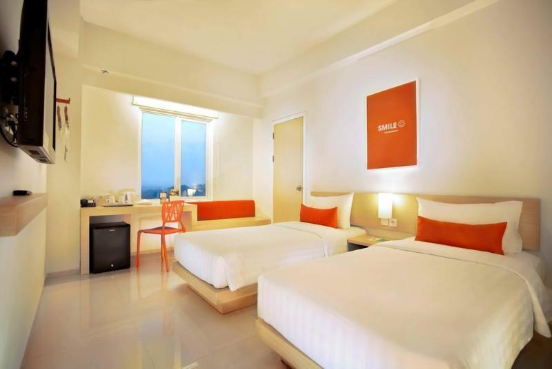 Zuri Express Lippo Cikarang Hotel Bekasi Bagian luar foto